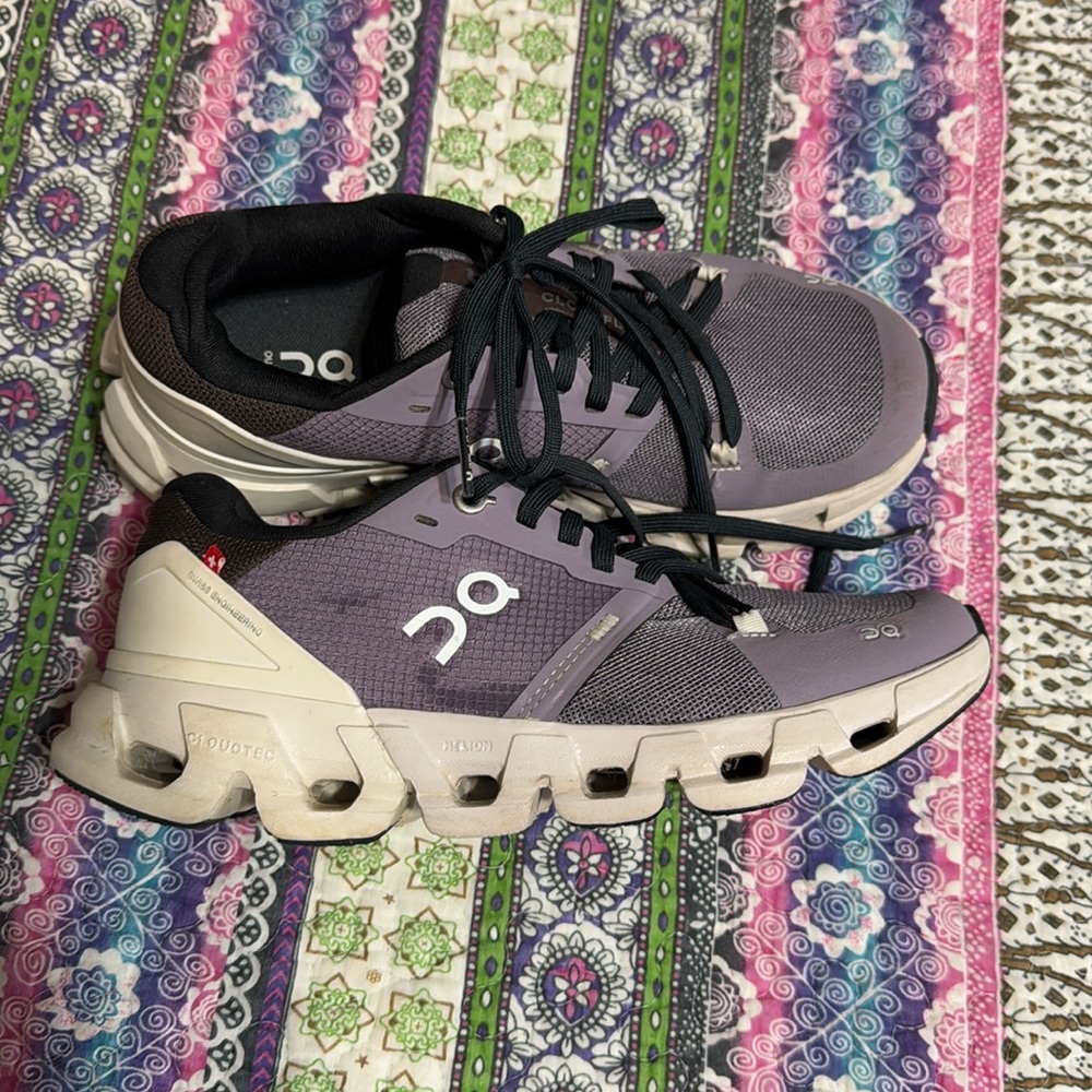 On Cloud size 6